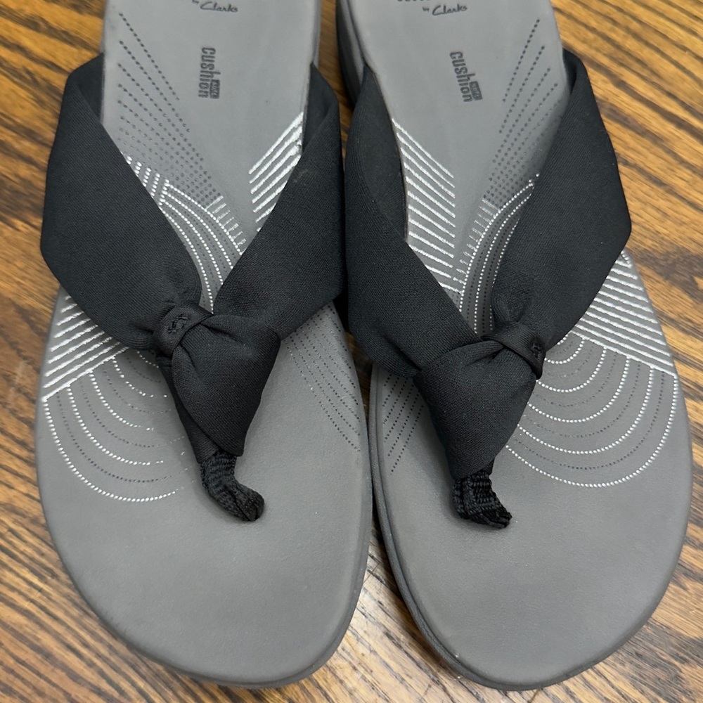 Clarks Cloud Stepper Women's Black Sandals Flipflops size 9 NWOT